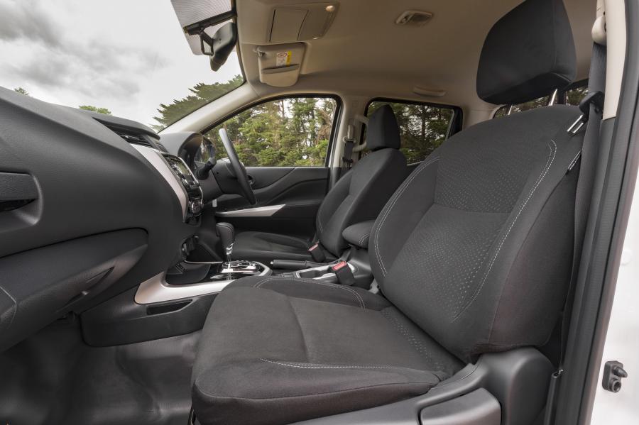 Интерьер Nissan Navara SL Dual Cab (D23) 2017 года  (AU) (фото 12 из 20)